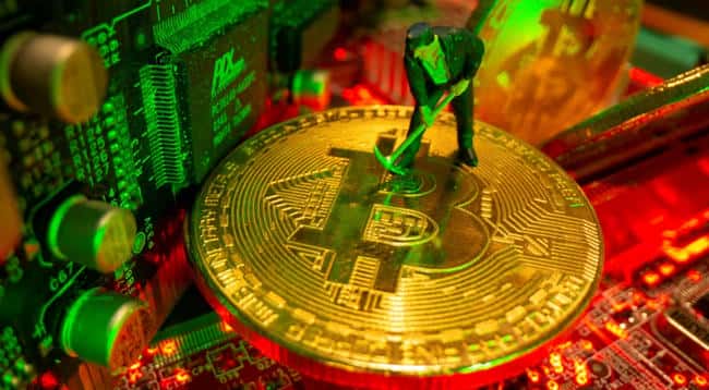 比特币暴跌致半数主流矿机关机风险，BTC现货ETF投资者损失惨重达13亿美元
