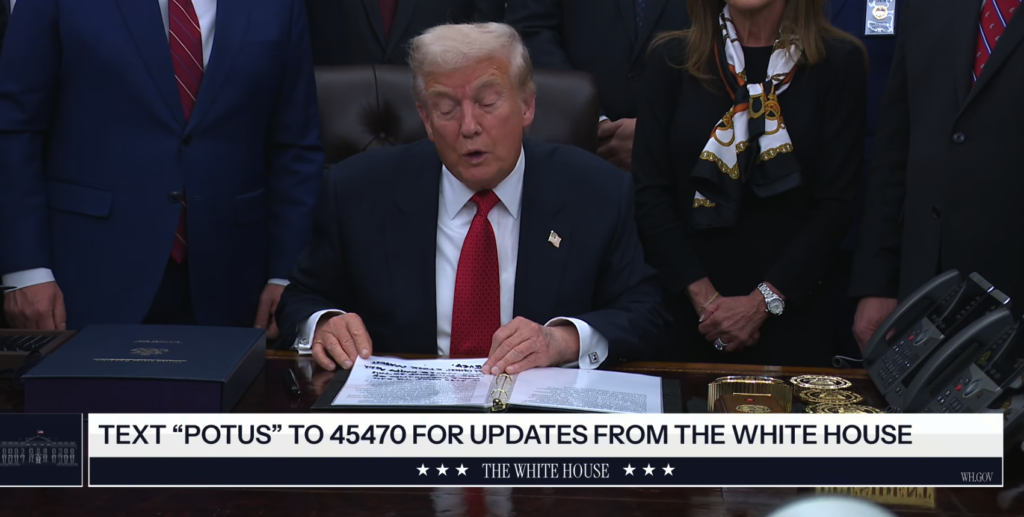 美国政府关门43天重启!川普深夜签法案:民主党与拜登致损失1.5万亿!