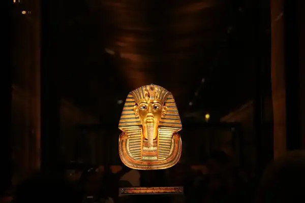 黄金暴涨突破4400美元!央行疯狂囤金背后:普通人现在入场会成接盘侠吗?