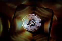 比特币波动率腰斩但极端单日波动反超2018,VaR模型或低估尾部风险