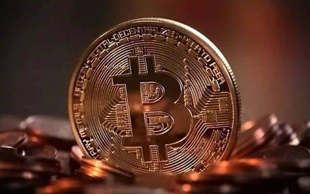 特朗普关税引发币圈崩盘，比特币以太币暴跌恐慌蔓延