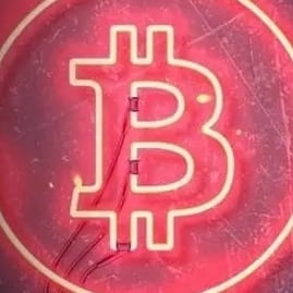 加密货币暴富陷阱：为何年轻人甘愿为10倍收益赌上全部？