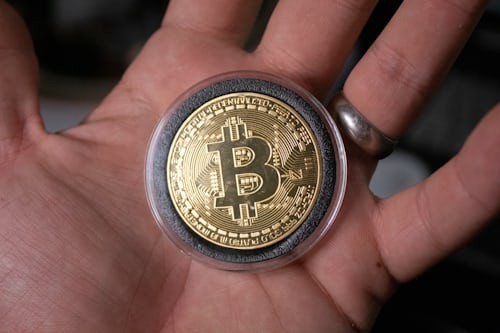 市场热议美联储降息,比特币与黄金齐创新高,科技巨头引领元宇宙新纪元