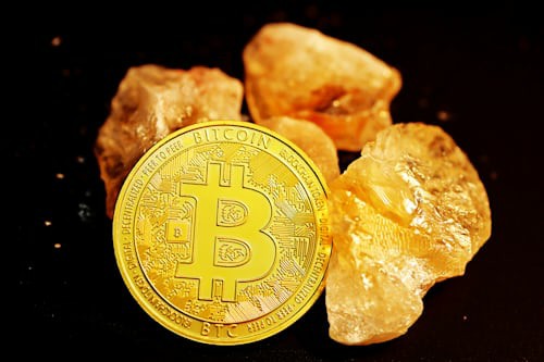 特朗普加密货币偿债计划解析:35万亿美债难题与比特币战略博弈